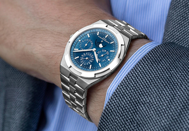 오버시즈 퍼페추얼 캘린더 4300V<br/>© SWISSWATCHES MEDIA GMBH