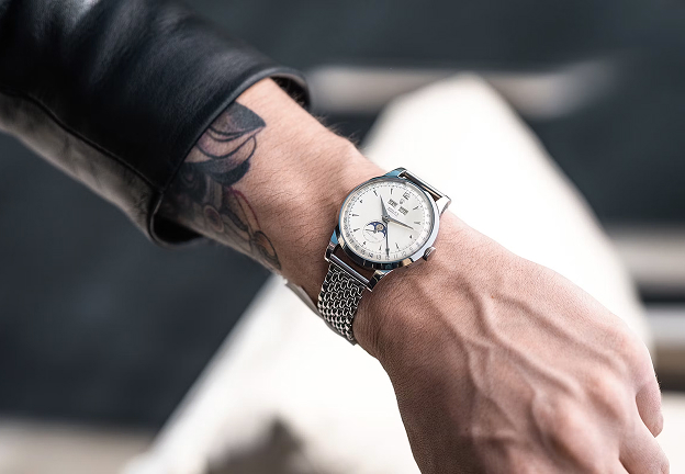 롤렉스 Ref. 8171, 38mm 스테인리스 스틸 모델의 자연광 착용 모습<br>https://www.hodinkee.com