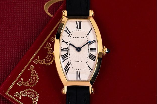 까르띠에 토노우는 1906년 최초로 출시 <br>
© https://amsterdamvintagewatches.com